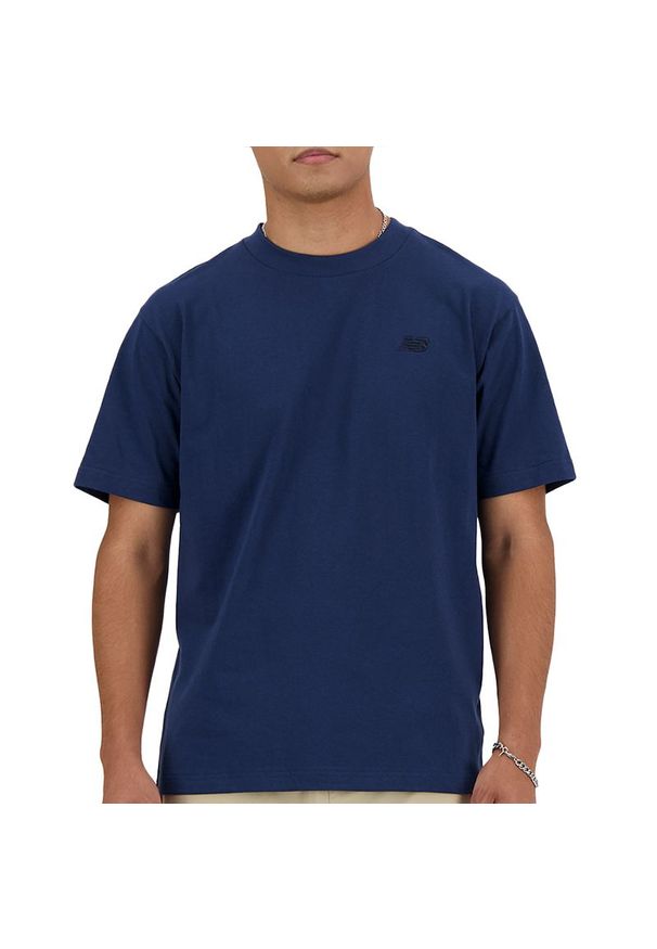 Koszulka męska New Balance MT41533NNY - granatowa. Kolor: niebieski. Materiał: bawełna. Długość rękawa: krótki rękaw. Długość: krótkie