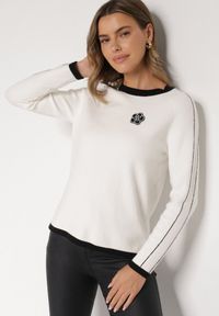 Born2be - Biały Sweter Ozdobiony Paskami i Aplikacją Tusanne. Okazja: na co dzień. Kolor: biały. Materiał: jeans. Wzór: aplikacja. Styl: casual, elegancki #2