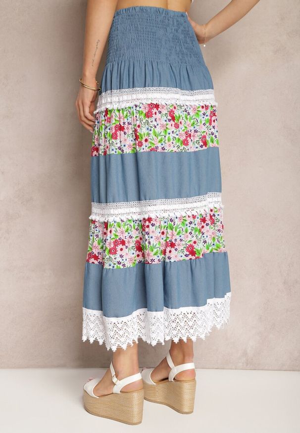 Renee - Biało-Niebieska Jeansowa Bawełniana Spódnica High Waist z Gumką w Talii i Ozdobną Koronką Tesaquin. Stan: podwyższony. Kolor: biały. Materiał: bawełna, koronka, jeans. Wzór: koronka. Sezon: lato