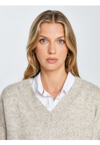 Big-Star - Sweter damski v-neck z dodatkiem wełny beżowy Violina 801. Kolor: beżowy. Materiał: wełna. Styl: elegancki #4