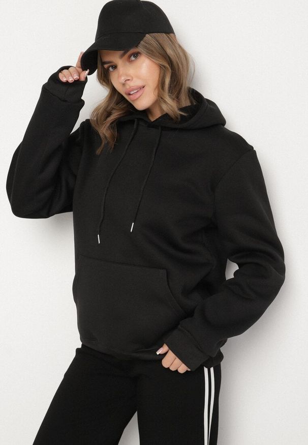 Born2be - Czarna Bluza z Kapturem i Kangurkową Kieszenią Envila. Okazja: na co dzień. Typ kołnierza: kaptur. Kolor: czarny. Materiał: jeans. Styl: elegancki, casual