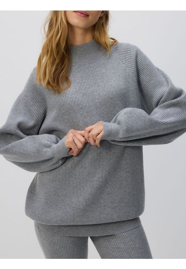 Reserved - Długi sweter z półgolfem - jasnoszary. Kolor: szary. Materiał: prążkowany, dzianina. Długość: długie