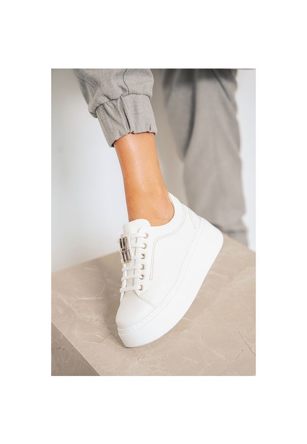 Białe Sneakersy Karino Modne Obuwie Damskie. Okazja: na co dzień. Zapięcie: zamek. Kolor: biały. Materiał: skóra. Styl: elegancki, casual, klasyczny