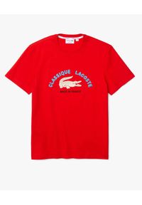 LACOSTE - Czerwony t-shirt z nadrukiem Classique Lacoste Regular Fit. Kolor: czarny. Materiał: bawełna, prążkowany. Wzór: nadruk #4