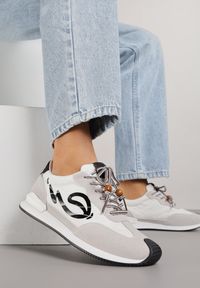 Renee - Czarne Sneakersy Ozdobione Geometrycznym Motywem Phiaronei. Okazja: na co dzień. Kolor: czarny. Materiał: jeans. Wzór: geometria, aplikacja #1