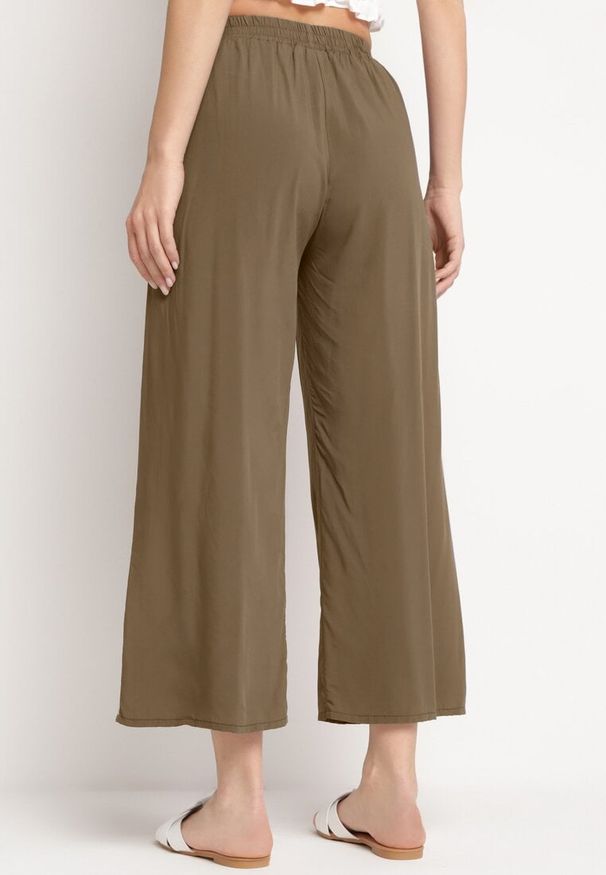 Born2be - Ciemnozielone Bawełniane Spodnie z Szerokimi Nogawkami Palazzo z Gumką w Pasie Nesira. Okazja: na co dzień, na spacer. Kolor: zielony. Materiał: bawełna. Styl: boho, casual