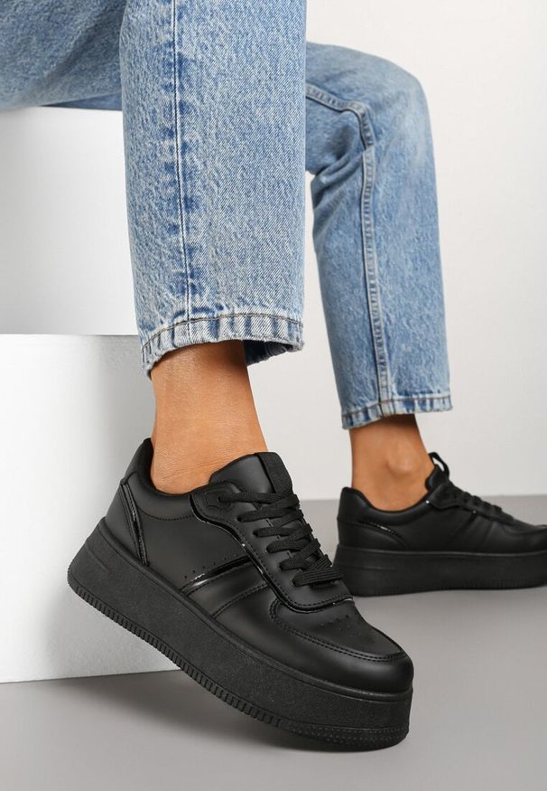 Renee - Czarne Casualowe Sneakersy Vices na Niskiej Platformie Torila. Okazja: na co dzień. Zapięcie: sznurówki. Kolor: czarny. Materiał: jeans. Wzór: aplikacja. Obcas: na platformie. Sport: bieganie