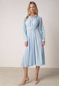 Born2be - Niebieska Sukienka Plisowana o Koszulowym Kroju z Paskiem z Klamrą Efronta. Okazja: na co dzień. Typ kołnierza: kołnierzyk klasyczny. Kolor: niebieski. Materiał: jeans. Długość rękawa: długi rękaw. Wzór: aplikacja. Typ sukienki: koszulowe. Styl: casual, elegancki, klasyczny #6