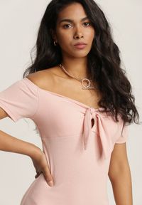Renee - Jasnoróżowa Sukienka Aquita. Kolor: różowy. Materiał: bawełna, jeans. Długość rękawa: krótki rękaw. Typ sukienki: sportowe. Styl: sportowy. Długość: mini