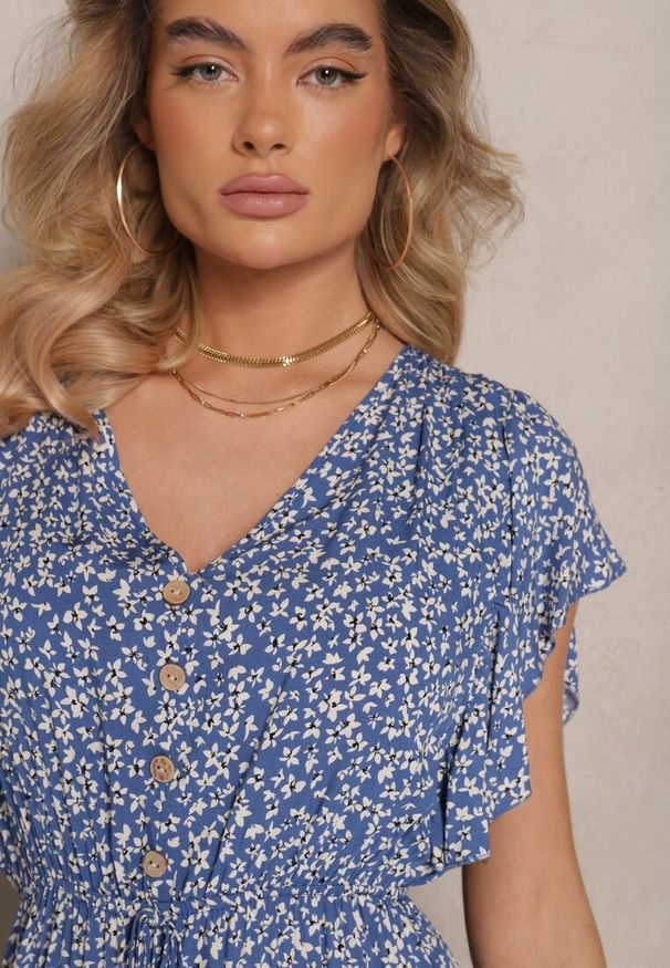 Renee - Niebieska Rozkloszowana Sukienka z Bawełny z Gumką w Pasie w Drobne Kwiaty Pulinea. Okazja: na co dzień. Typ kołnierza: dekolt w serek. Kolor: niebieski. Materiał: bawełna. Długość rękawa: krótki rękaw. Wzór: kwiaty. Sezon: lato, wiosna. Styl: elegancki, casual