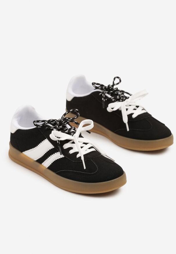 Renee - Czarno-Białe Sneakersy w Stylu Klasycznych Tenisówek z Ekozamszu Lorlevia. Okazja: na co dzień. Kolor: czarny. Materiał: jeans. Wzór: aplikacja