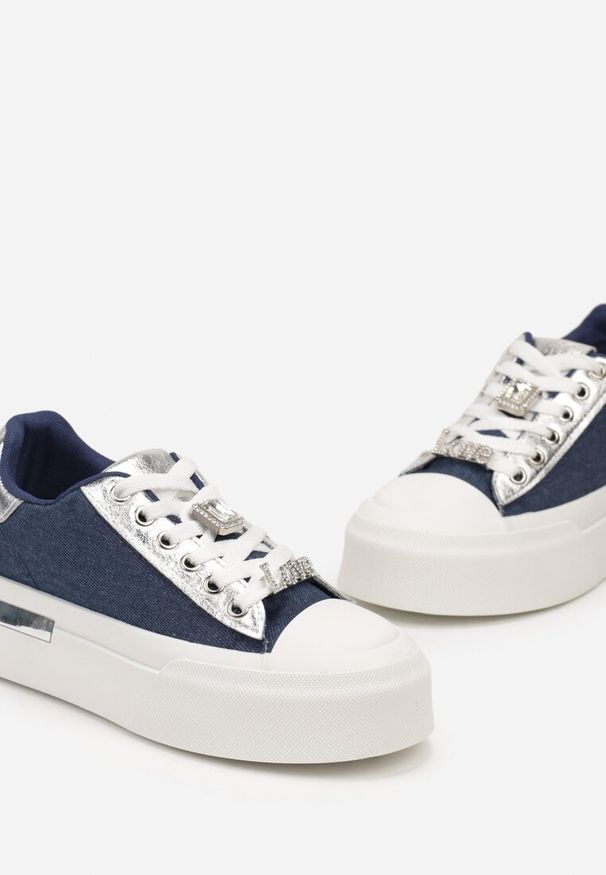Renee - Niebieskie Casualowe Sneakersy na Platformie Ozdobione Cyrkoniami i Metalicznymi Wstawkami Primaria. Okazja: na co dzień. Kolor: niebieski. Materiał: jeans. Wzór: aplikacja. Obcas: na platformie