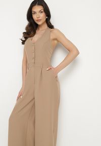 Born2be - Ciemnobeżowy Kombinezon Taliowany Ozdobiony Guzikami Niladwenna. Kolor: beżowy. Wzór: aplikacja. Styl: elegancki #3