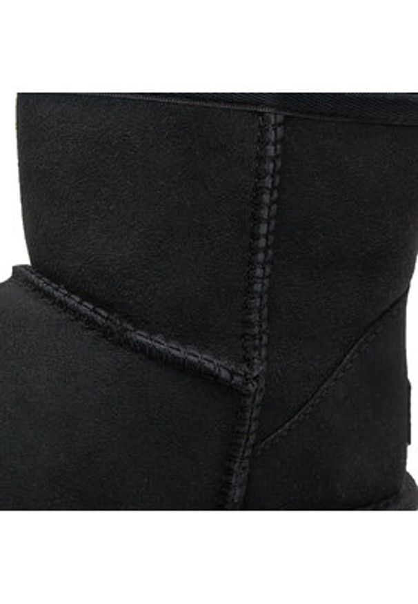Ugg Śniegowce W Classic Mini II 1016222 Czarny. Kolor: czarny. Materiał: skóra