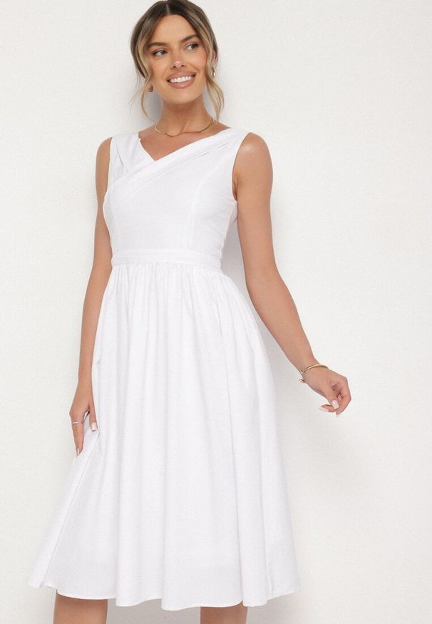 Born2be - Biała Klasyczna Rozkloszowana Sukienka Vices Tolissela. Okazja: na co dzień. Kolor: biały. Wzór: aplikacja, gładki. Styl: klasyczny