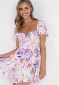 Born2be - Fioletowa Sukienka Mini z Gumkami w Pasie w Kwiaty Maggietta. Kolor: fioletowy. Długość rękawa: krótki rękaw. Wzór: kwiaty. Sezon: wiosna, lato. Długość: mini #5