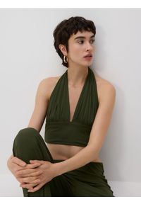 Reserved - Krótki top halter - jasny zielony. Typ kołnierza: dekolt halter. Kolor: zielony. Materiał: prążkowany, dzianina. Długość: krótkie #1