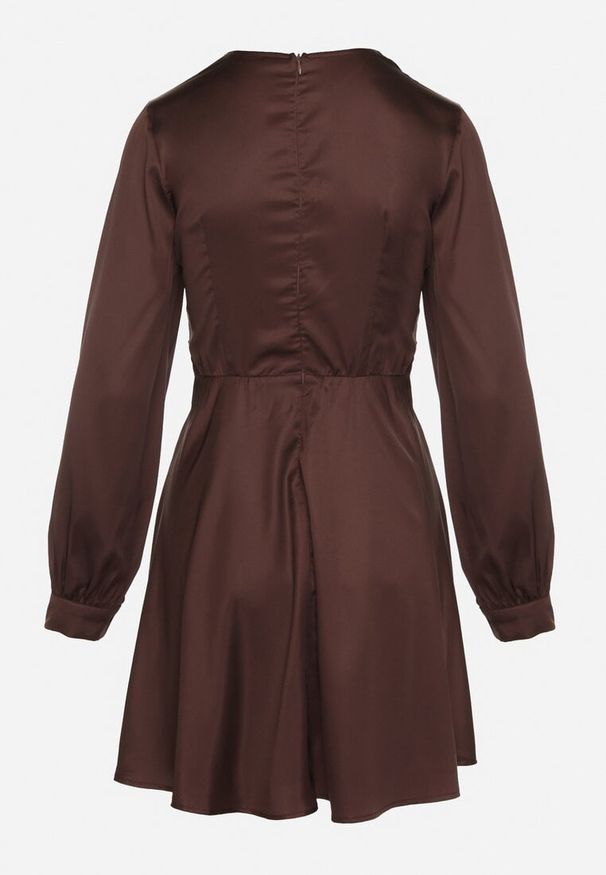 Born2be - Brązowa Satynowa Sukienka VICES z Kopertowym Dekoltem i Bufiastymi Rękawami Nivita. Okazja: na randkę, na ślub cywilny, na wesele. Typ kołnierza: dekolt w serek, dekolt kopertowy. Kolor: brązowy. Materiał: satyna. Typ sukienki: kopertowe. Styl: klasyczny, elegancki