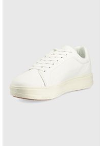 Blauer sneakersy kolor biały. Nosek buta: okrągły. Zapięcie: sznurówki. Kolor: biały. Materiał: guma. Obcas: na platformie