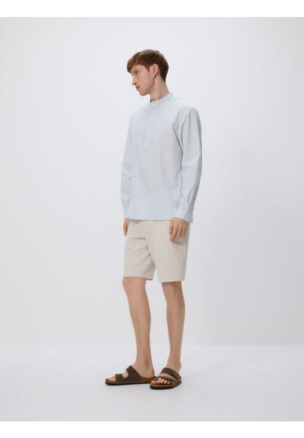 Reserved - Koszula regular ze stójką - jasnoniebieski. Typ kołnierza: kołnierzyk stójkowy. Kolor: niebieski. Materiał: tkanina, bawełna