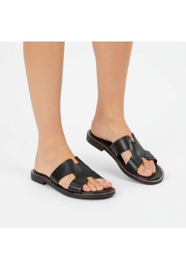 Czarne Klapki Armodo Modne Buty Damskie. Kolor: czarny. Sezon: lato. Obcas: na obcasie. Styl: klasyczny. Wysokość obcasa: niski