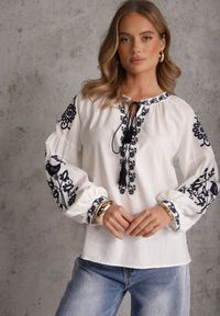 Renee - Biała Rustykalna Bluzka z Bawełny Zdobiona Haftem i Sznurkiem z Chwostami Marytea. Okazja: na co dzień. Kolor: biały. Materiał: bawełna. Długość: długie. Wzór: aplikacja, haft. Styl: casual, klasyczny #3