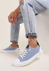 Renee - Niebieskie Trampki Rhethiphei. Nosek buta: okrągły. Kolor: niebieski. Materiał: jeans, materiał, guma. Szerokość cholewki: normalna. Wzór: aplikacja, kolorowy