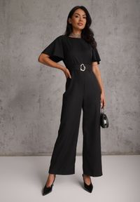 Renee - Czarny Kombinezon VICES Ozdobiony Paskiem i Klamrą o Nieregularnym Kształcie Metilaeno. Kolor: czarny. Wzór: aplikacja #2