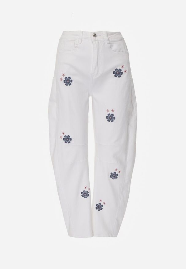 Born2be - Białe Jeansy Balloon z Wysokim Stanem Zdobione Haftem w Kwiaty Thertheris. Okazja: na co dzień, na spotkanie biznesowe, do pracy. Stan: podwyższony. Kolor: biały. Wzór: aplikacja, haft, kwiaty. Styl: casual, biznesowy, klasyczny
