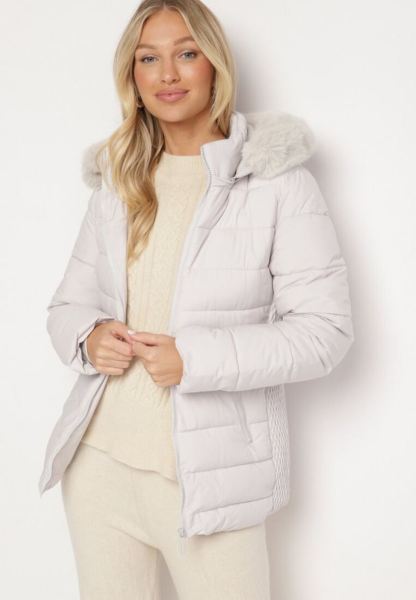 Born2be - Biała Pikowana Kurtka o Taliowanym Kroju z Kapturem z Futerkiem Tinessa. Okazja: na spacer, na co dzień. Typ kołnierza: kaptur. Kolor: biały. Materiał: futro. Sezon: zima. Styl: casual