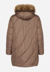Born2be - Brązowa Kurtka z Asymetrycznym Pikowaniem i Kapturem z Futerkiem Ruvita. Okazja: na co dzień. Typ kołnierza: golf. Kolekcja: plus size. Kolor: brązowy. Materiał: futro. Styl: casual #5