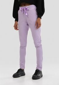 Born2be - Jasnofioletowe Spodnie Dresowe Riverflare. Kolor: fioletowy. Materiał: dresówka. Długość: długie #1
