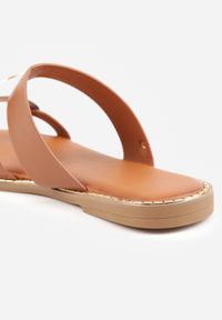 Renee - Jasnobrązowe Klapki Japonki z Paskiem na Palec Zdobione Metaliczną Aplikacją Trisgeiros. Okazja: na co dzień. Kolor: brązowy. Wzór: aplikacja. Sezon: lato. Styl: casual #6