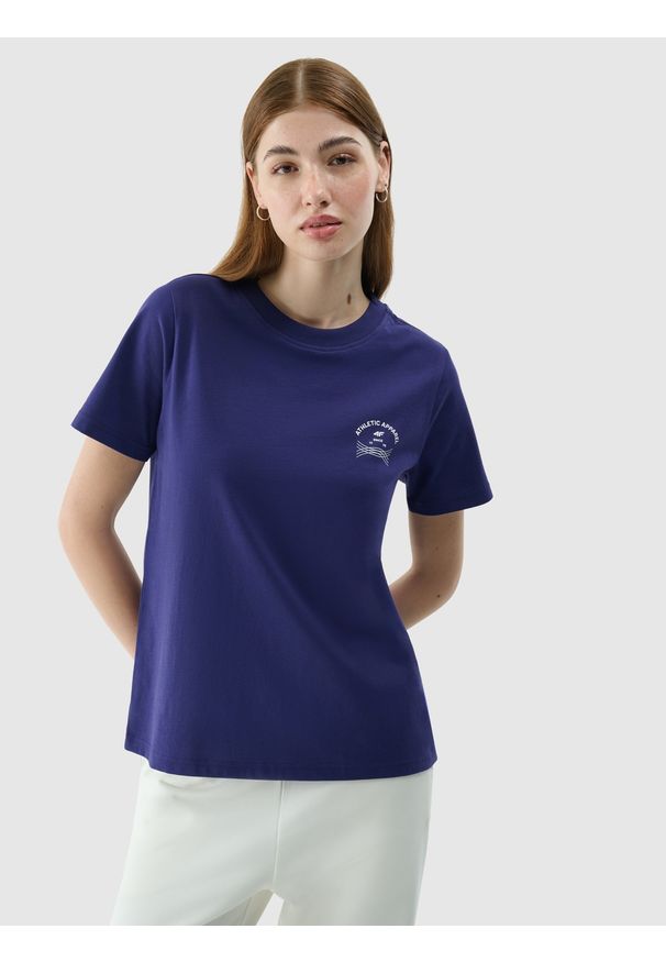 4f - T-shirt regular z nadrukiem damski - granatowy. Okazja: na co dzień. Kolor: niebieski. Materiał: bawełna, jersey, dzianina. Długość rękawa: krótki rękaw. Długość: krótkie. Wzór: nadruk. Sezon: lato. Styl: klasyczny, sportowy, casual