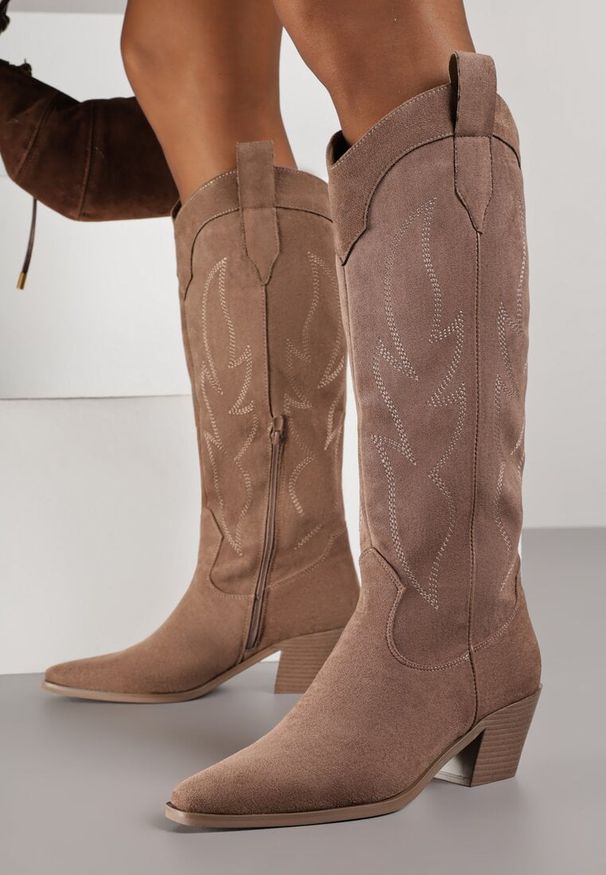 Renee - Ciemnobeżowe Haftowane Kozaki Kowbojki na Stożkowym Obcasie Galianna. Okazja: na co dzień. Kolor: beżowy. Materiał: jeans, koronka. Wzór: haft. Obcas: na obcasie. Styl: casual. Wysokość obcasa: średni
