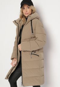 Born2be - Beżowa Pikowana Kurtka z Kapturem i Wysokim Kołnierzem Avalentura. Okazja: na co dzień, na spacer. Typ kołnierza: kaptur. Kolor: beżowy. Materiał: jeans. Sezon: zima. Styl: klasyczny, casual #5