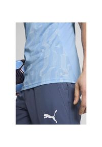 Puma - Męska koszulka przedmeczowa z krótkim rękawem Manchester City PUMA. Kolor: biały, wielokolorowy, niebieski. Długość rękawa: krótki rękaw. Długość: krótkie