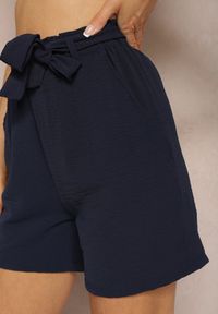 Renee - Granatowe Luźne Szorty Bermudy High Waist z Gumką i Materiałowym Paskiem w Talii Renetta. Okazja: na co dzień. Stan: podwyższony. Kolor: niebieski. Materiał: materiał. Wzór: aplikacja. Styl: wakacyjny, elegancki, casual #5