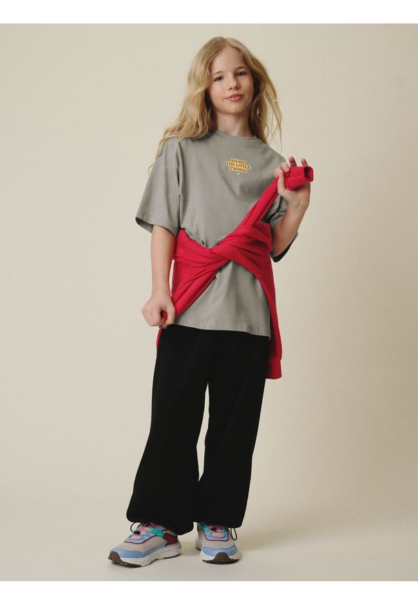 4f - 4F T-shirt loose z nadrukiem dziewczęcy - beżowy 158/164 (12-14 lat). Okazja: na co dzień. Kolor: beżowy. Materiał: dzianina, bawełna. Wzór: nadruk. Sezon: lato. Styl: casual