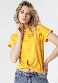 Born2be - Żółty T-shirt Therial. Kolor: żółty. Materiał: dzianina. Długość rękawa: krótki rękaw. Długość: krótkie. Wzór: gładki. Styl: klasyczny #1