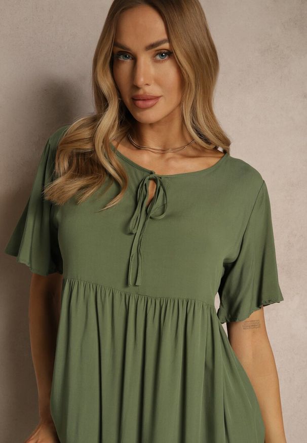 Renee - Ciemnozielona Bawełniana Sukienka Rozkloszowana z Wiązaniem przy Dekolcie Mepova. Okazja: na co dzień. Kolor: zielony. Materiał: bawełna. Styl: casual, klasyczny