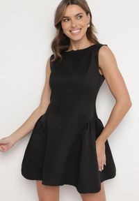 Born2be - Czarna Taliowana Sukienka z Odkrytymi Plecami Florreti. Typ kołnierza: dekolt na plecach. Kolor: czarny. Typ sukienki: dopasowane #6