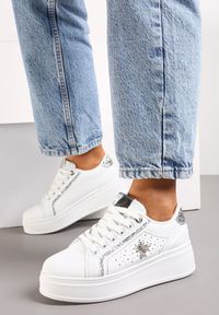 Renee - Białe Sneakersy z Ekoskóry na Platformie z Błyszczącymi Detalami i Zawieszką Anarmonia. Kolor: biały. Obcas: na platformie #2