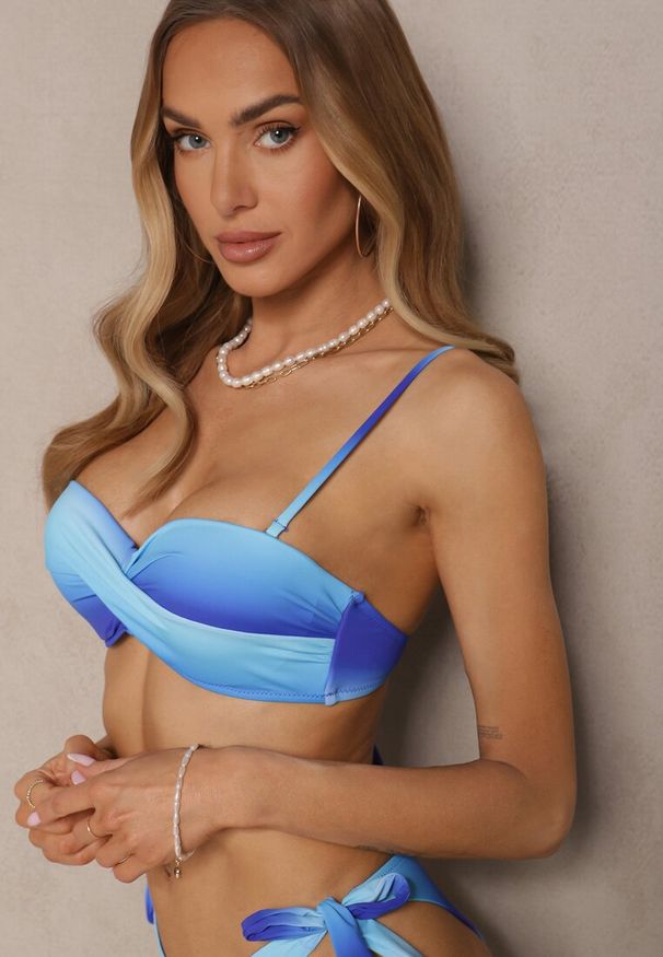 Renee - Granatowe Bikini Majtki Typu Figi i Biustonosz z Marszczeniem w Geometryczny Wzór Kinnira. Kolor: niebieski. Wzór: geometria