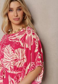 Renee - Fuksjowa Kwiecista Sukienka z Krótkim Rękawem i Wiązaniem w Talii Fasila. Kolor: różowy. Materiał: tkanina. Długość rękawa: krótki rękaw. Sezon: lato