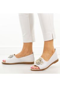 POTOCKI - Białe skórzane płaskie sandały damskie Potocki 19452. Okazja: na co dzień. Kolor: biały. Materiał: skóra. Wzór: kwiaty, aplikacja. Sezon: wiosna, lato. Styl: casual, klasyczny, elegancki #1