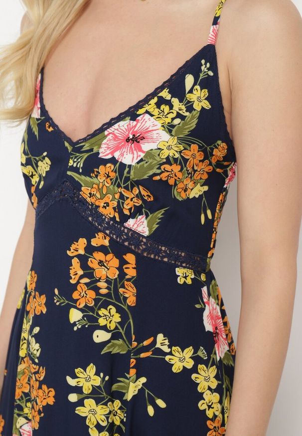 Born2be - Granatowa Sukienka Eirevianna. Kolor: niebieski. Materiał: koronka. Długość rękawa: na ramiączkach. Wzór: kwiaty