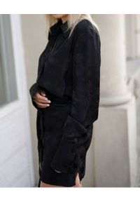 DOLLINA - Czarna sukienka mini Azala. Kolor: czarny. Wzór: kwiaty. Typ sukienki: koszulowe, dopasowane. Długość: mini