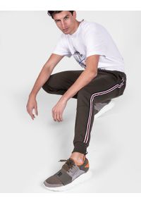 Les Hommes Spodnie Jogging | UHJ101-750U | Jogging Pants | Mężczyzna | Khaki. Kolor: brązowy. Materiał: bawełna. Wzór: aplikacja