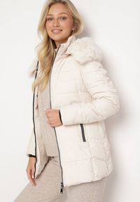 Born2be - Jasnobeżowa Pikowana Kurtka z Odpinanym Kapturem z Futerkiem Zinmora. Okazja: na co dzień. Kolor: beżowy. Materiał: futro. Długość rękawa: długi rękaw. Długość: długie. Sezon: zima. Styl: klasyczny, casual, elegancki #5